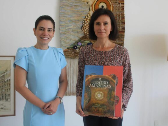 A titular da Serfi, Inês Carolina Simonetti, se reuniu nesta terça-feira (08/04) com a embaixadora da Polônia, Bogna Jank